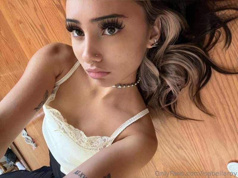 Anyone know who she is? (Ik it’s not what the OF tag says)