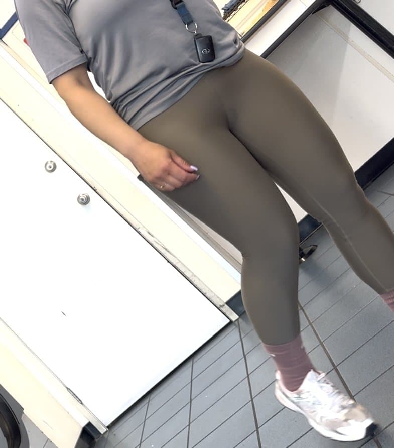 Laundromat Latina BBL MILF Booty in Leggins