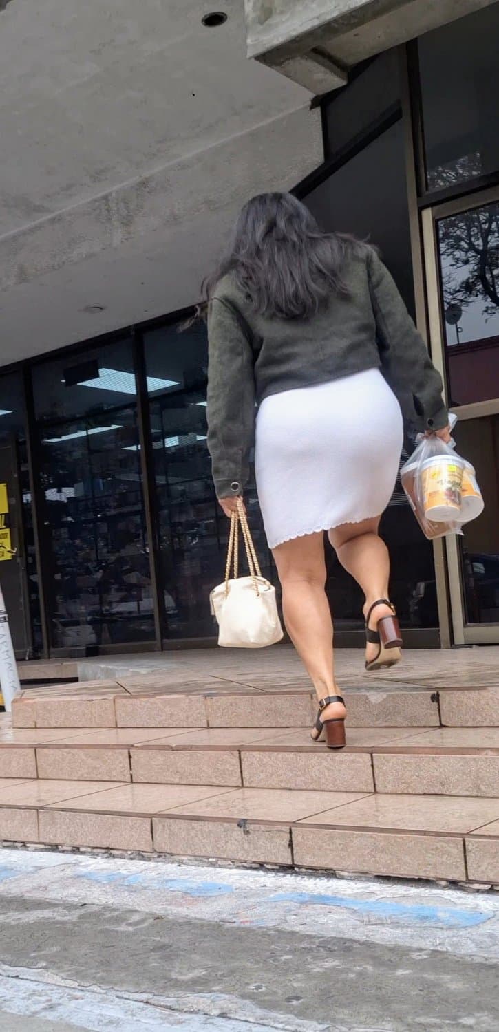 Madura mexicana en vestido blanco, sexy hot milf