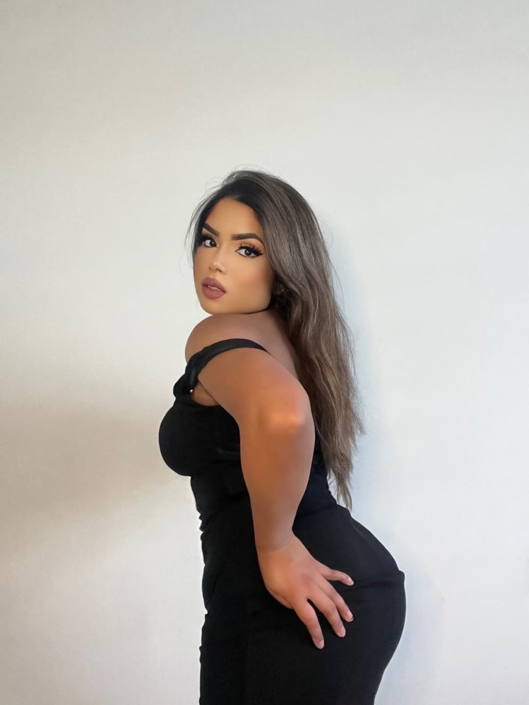 Indian thot slowing removing dress strap