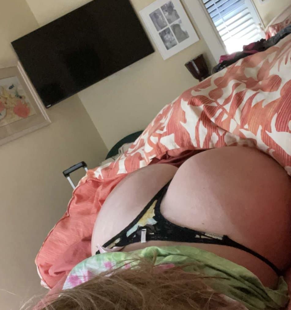 More of her big fat white ass . More pics of her on my page please repost and message me for more