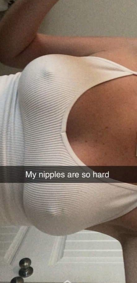 Sexy fit KIK slut show off her body