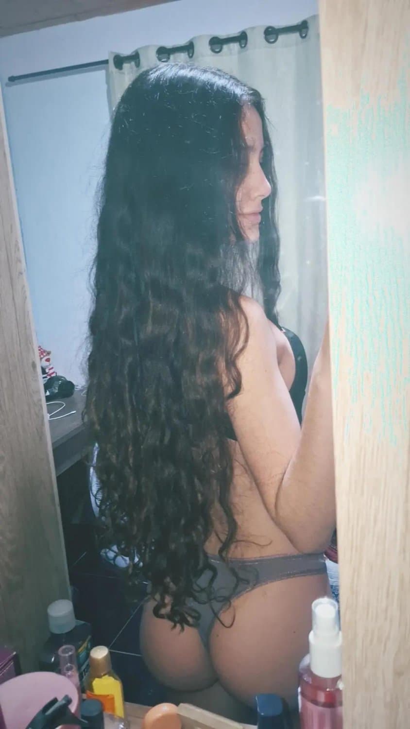 Ela se exibiu no espelho como se fosse só sua?/ comentem oque faria com ela ?