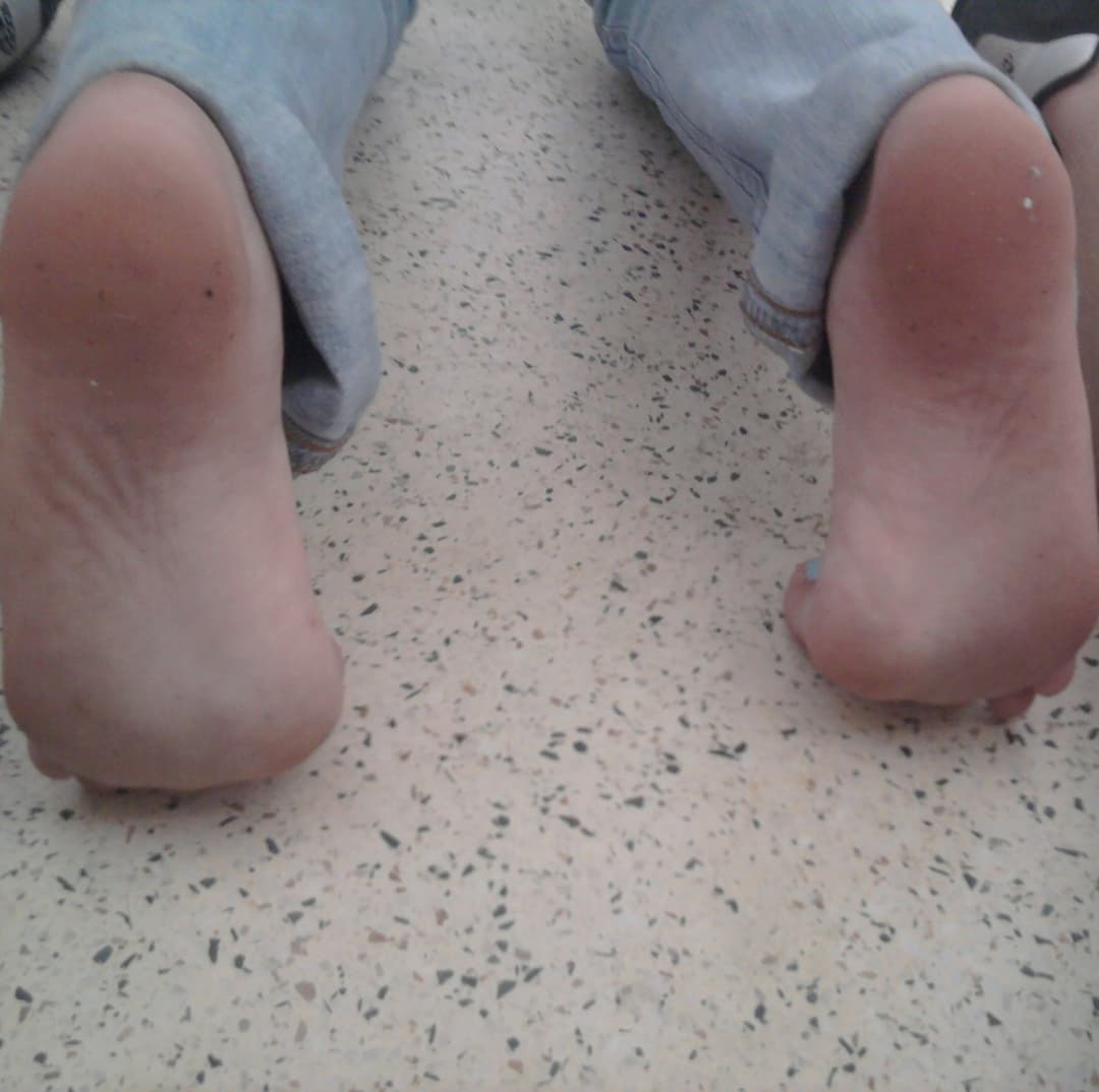 [FOOT FETISH] Licking teen soles with pleasure