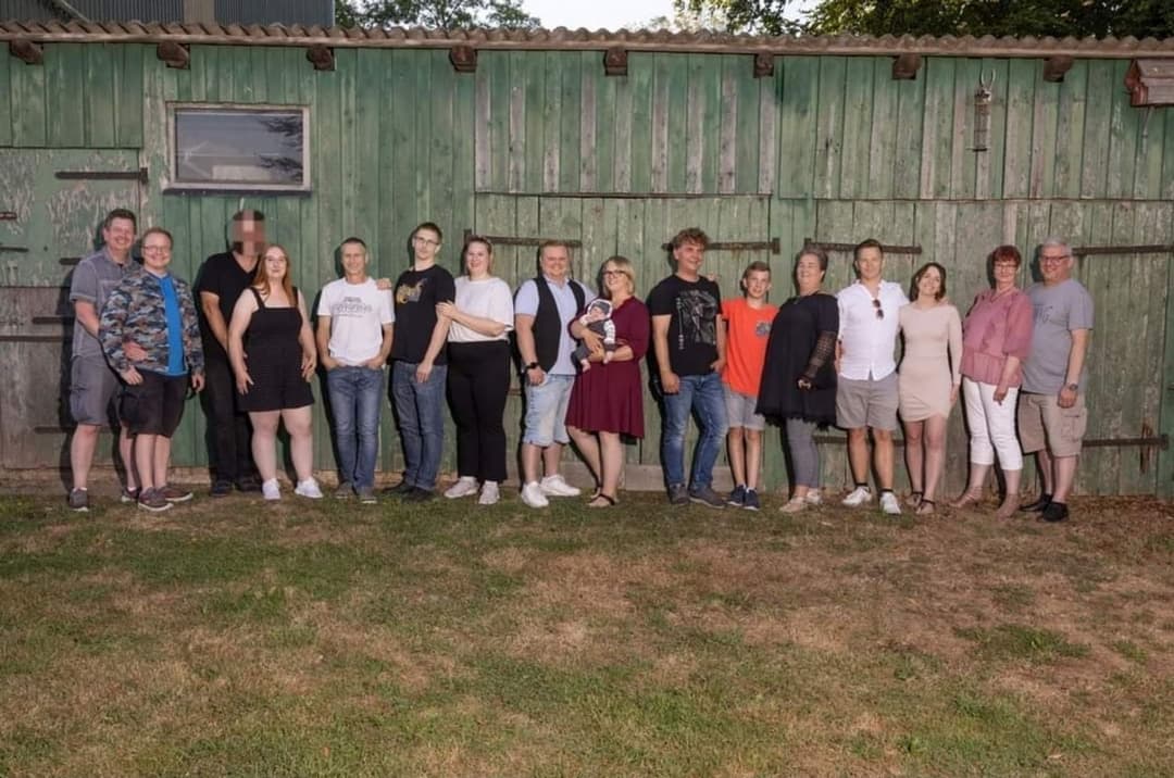 Spritzt meiner Schlampenfrau Lisa und ihrer Familie ins Gesicht