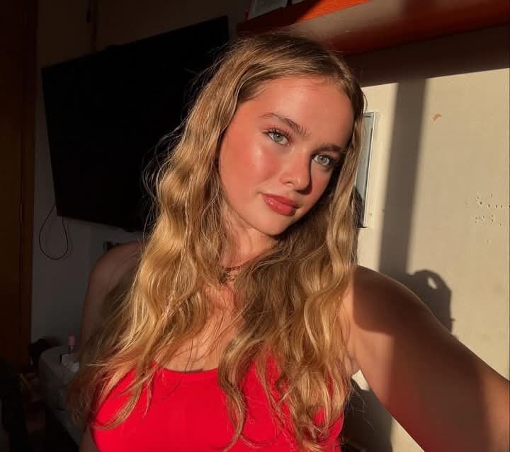 La puta tetona de Giulia, esta recien desbloqueada con 18?lista para recibir una cogida brutal