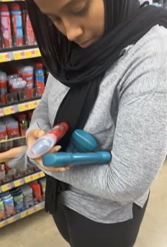MENINA HIJAB GROSSA EM LEGGINGS LULU CURVADA na minha frente