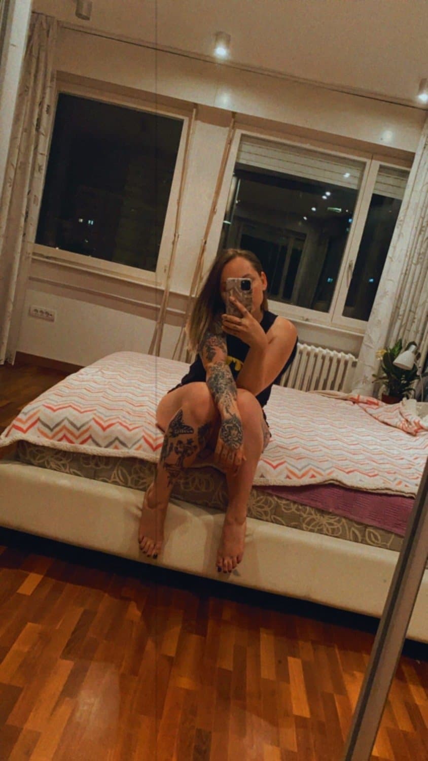 Click to view full size FRIENDS GF - LOSES BET & SENDS FEET PICS - accidentally sends more then she wanted