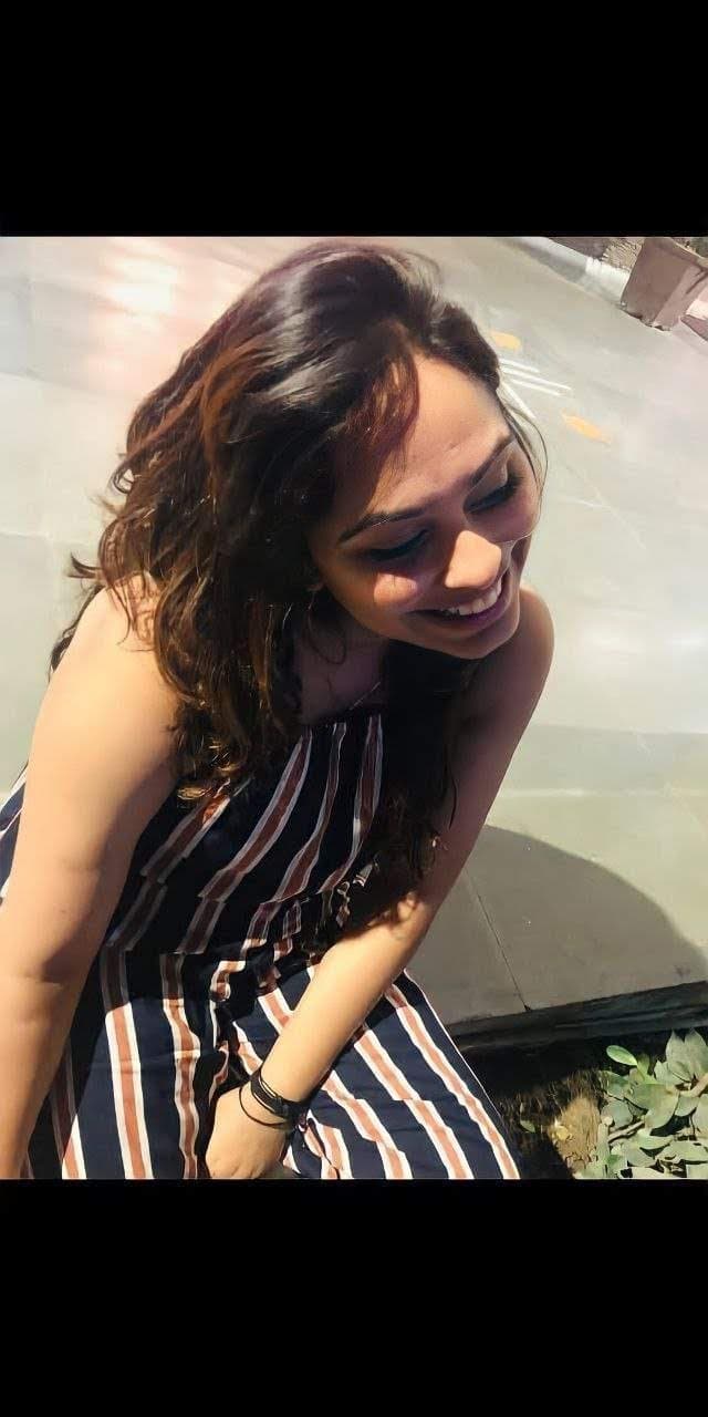 Beautiful punjabi girlfriend seducing her boyfriend with her naughty pictures and mms