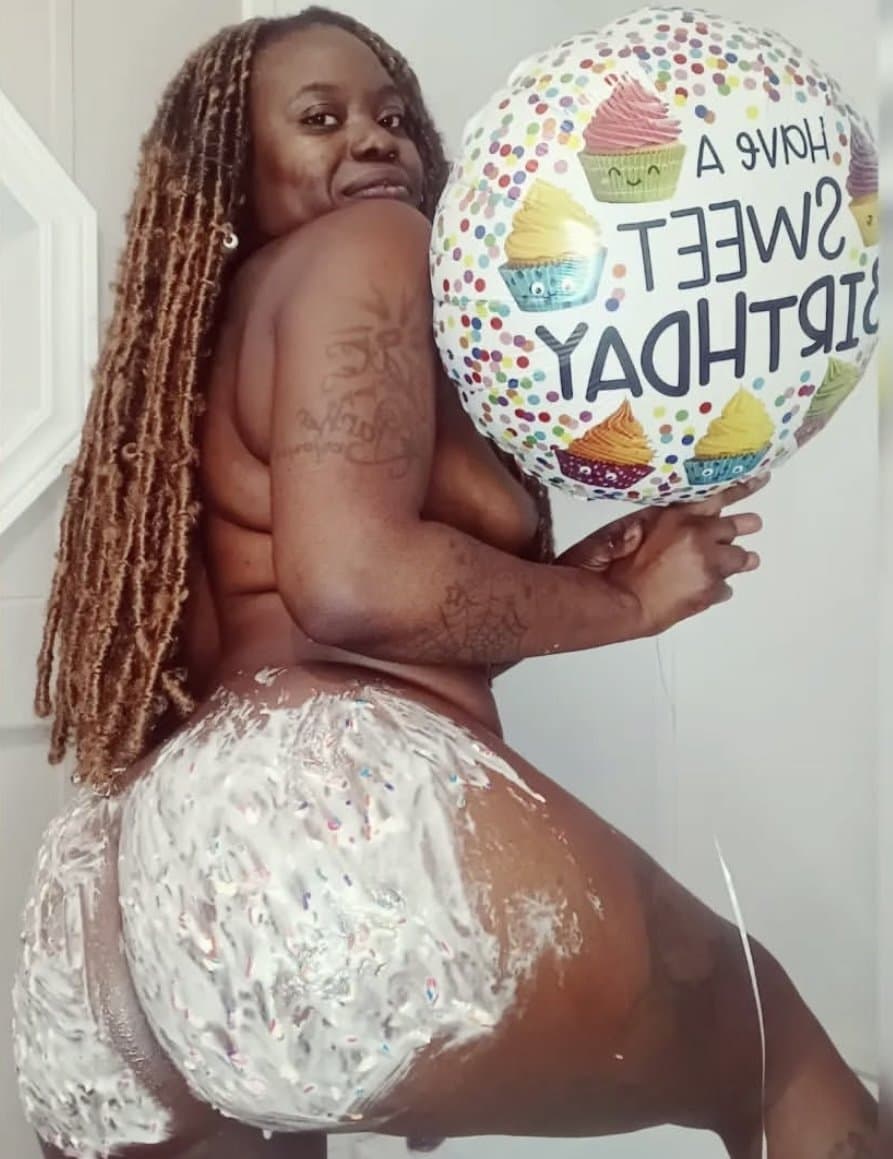 Click to view full size $10 FOR HER FULL FOLDER?????APPLE PAY ONLY??