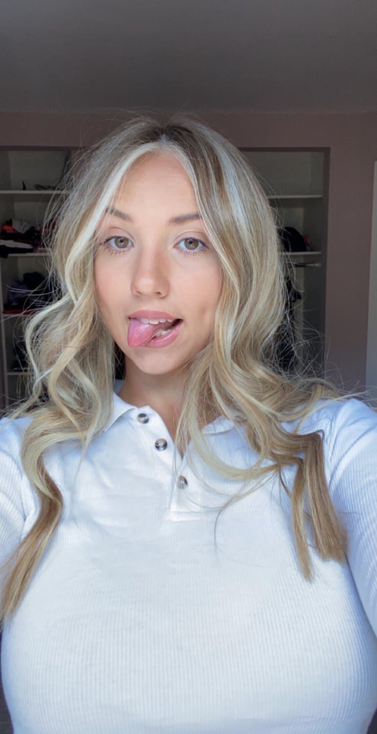 Busty Clio read tags