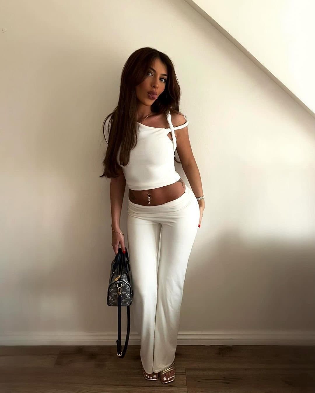 Turkish Fuckdoll Shenny Kaplan Needs Cum On Feet