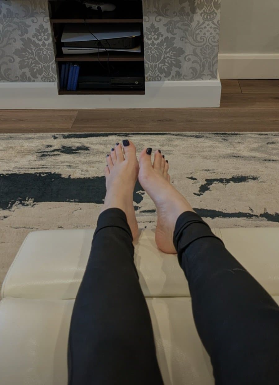 British MILF teases me with her feet