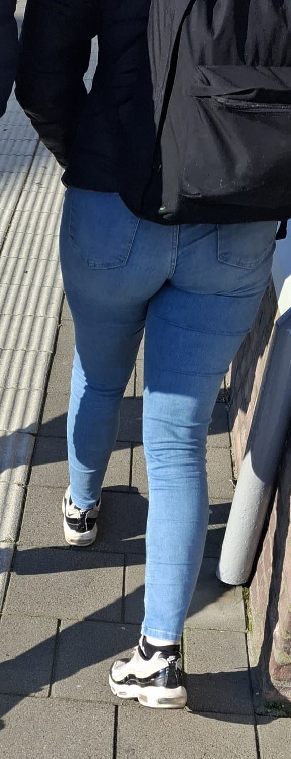 Lets perv and wank to my nerdy classmate/bestfriend anouk or to her twin sister sanne with no limits