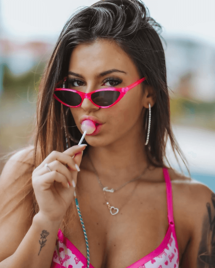 Click to view full size Carly Santos, The Used Gold Digger