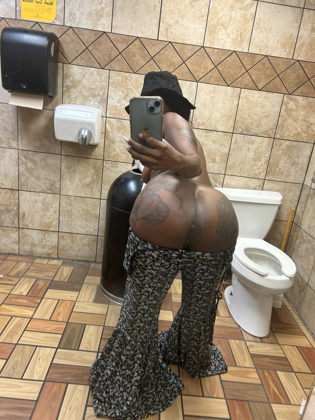 Public Twerking , Piss , Scat Ebony ?