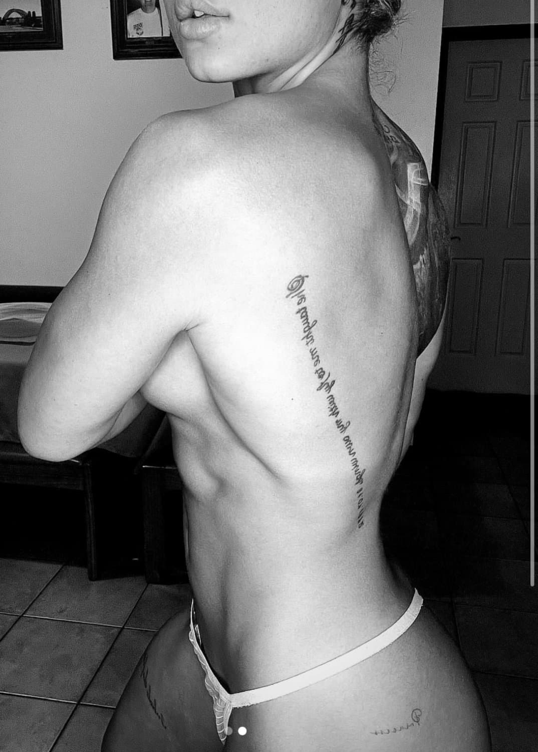 Aussie fitness model loves flaunting her body