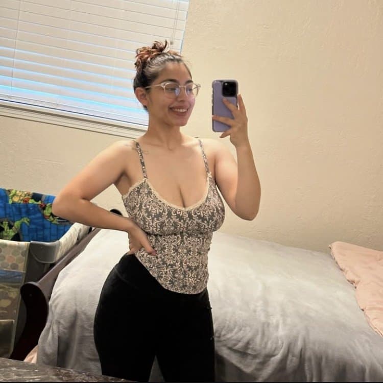 Salpicaría toda mi leche de ver como ya le cuelgan las enormes tetas a mi prima Sara