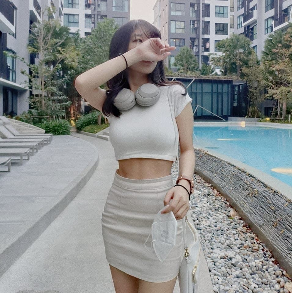 Sexy Big boobs Thai college babe shows her hot and busty body on Instagram