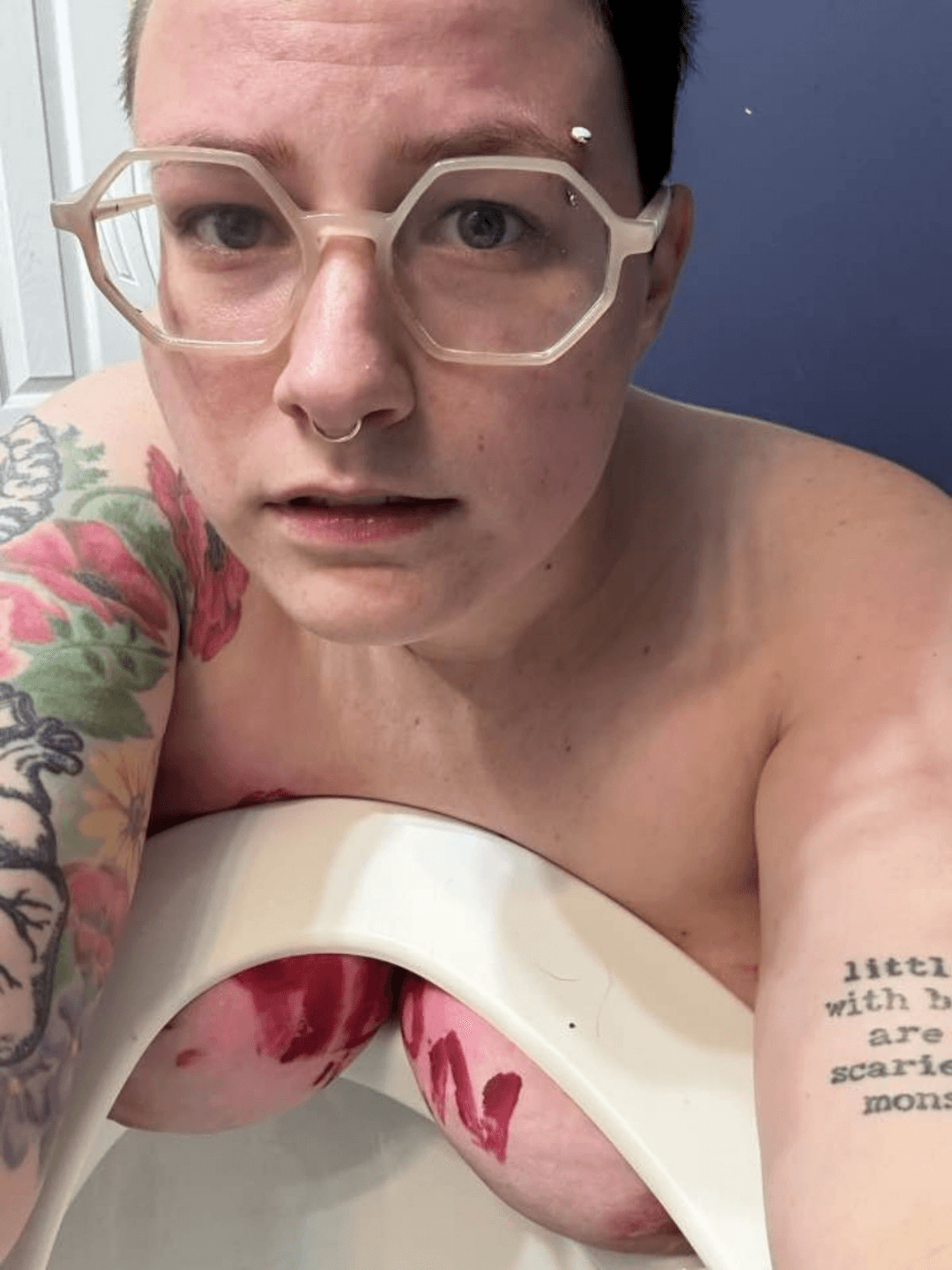 Pathetic piggy whore Dyke Annie- Bimbo wannabe.