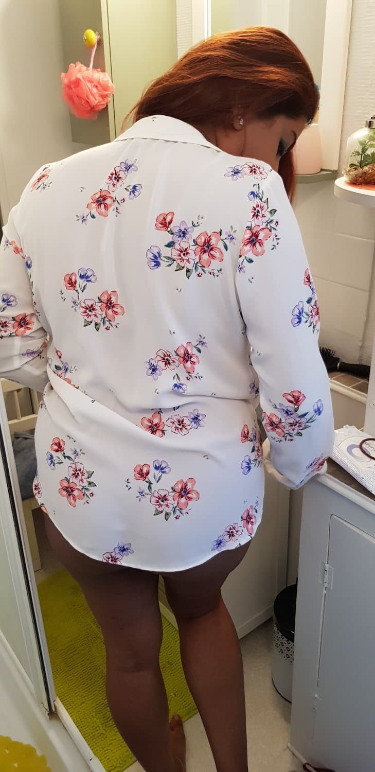 Click to view full size My hotwife in thé bathroom