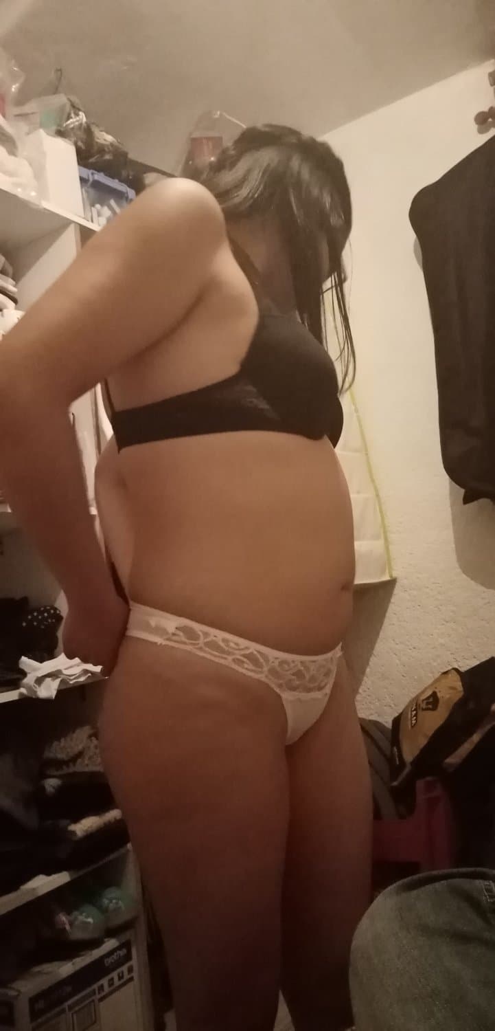 Janeri mostrándose en calzones y lencería