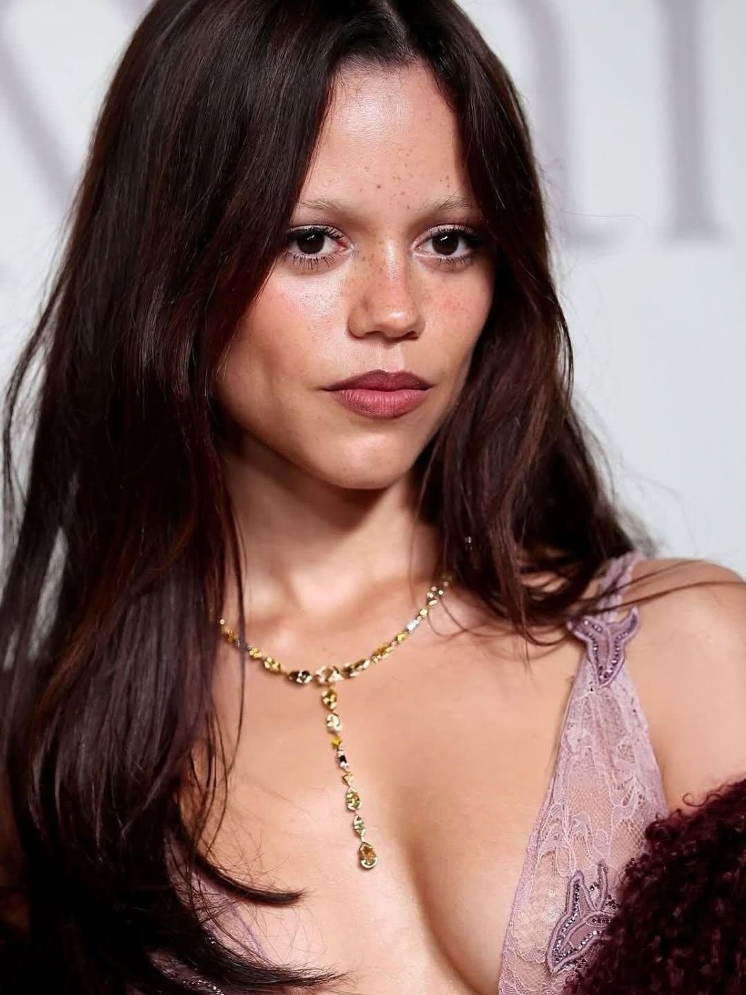 Jenna Ortega hot and beauty...Jenna face and body sexy !!!