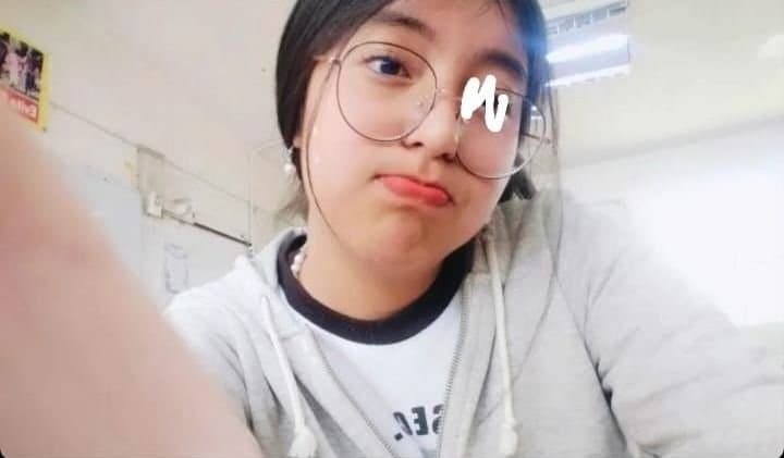 Morrita pendeja colegiala que le gusta ser exhibida y es adicta a tragar semen