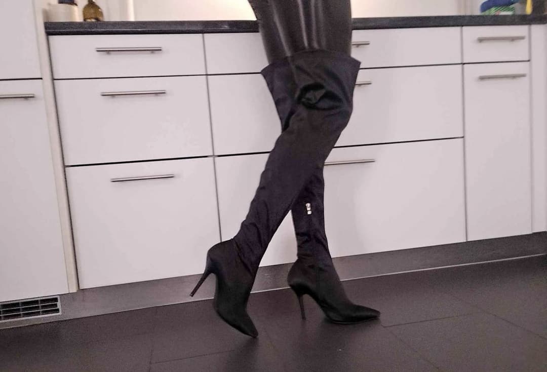 Black leather Boots ?