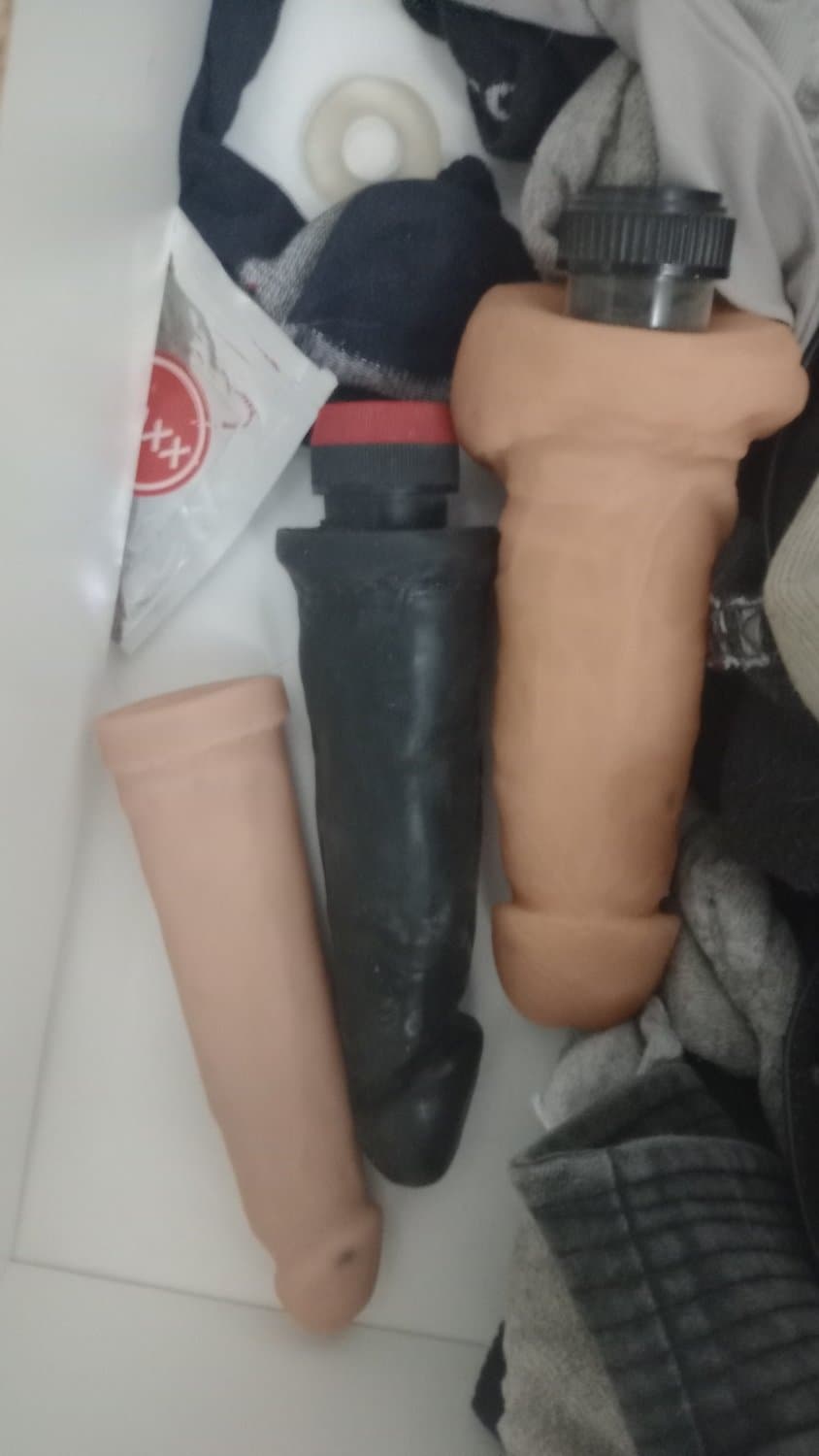 Minha esposa, fotos da sua buceta e dos seus brinquedos. Você gosta? D.m.