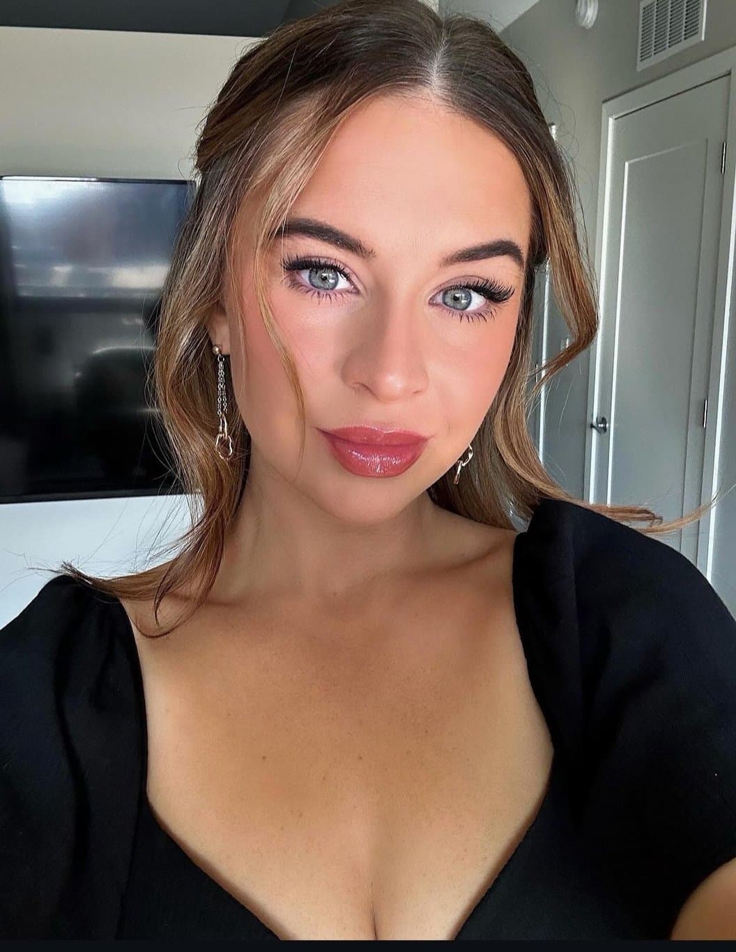 Riley Reid lookalike horny wild hoe I met at the bar rides this dick