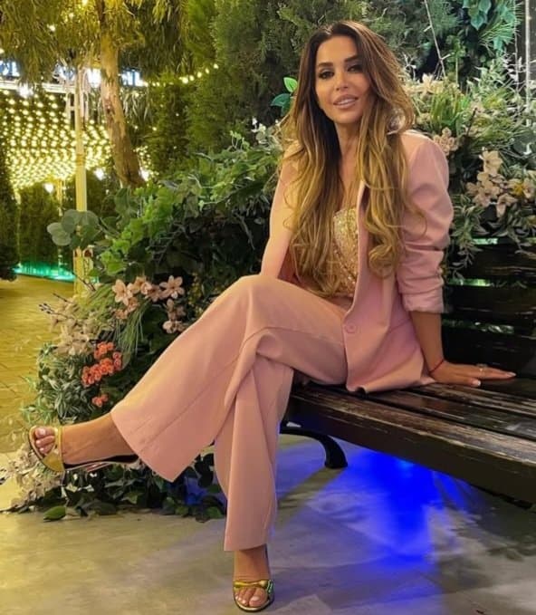 Sexy glamour feet pedicure milf