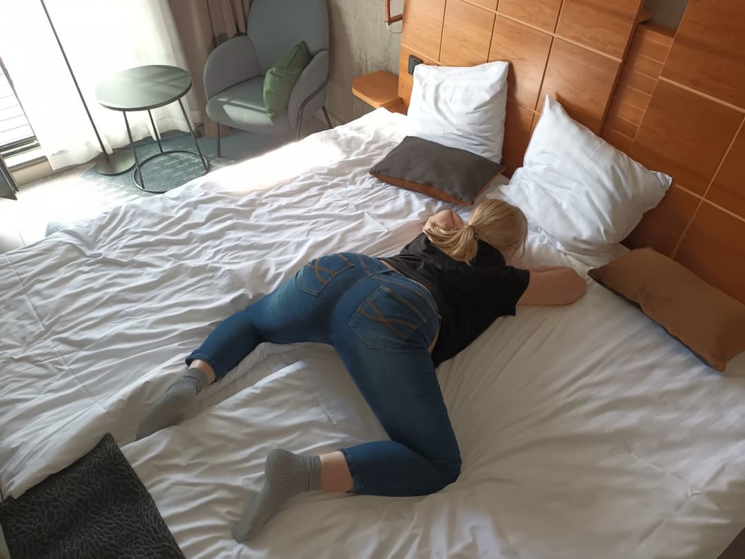 Kate Stern - Sexy Kate shows off her body in tight jeans