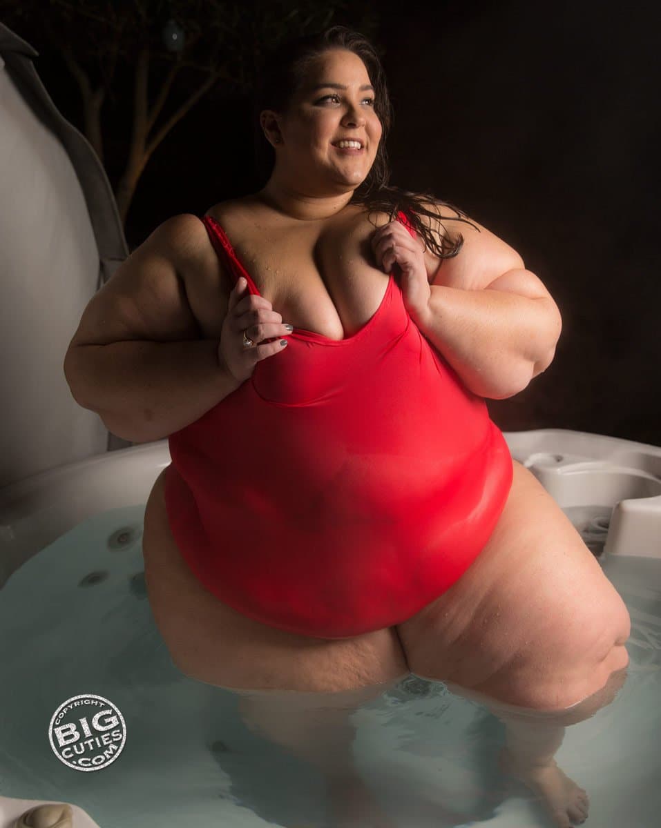 Click to view full size FAT GIRL SEXY JUICY RED APPLE