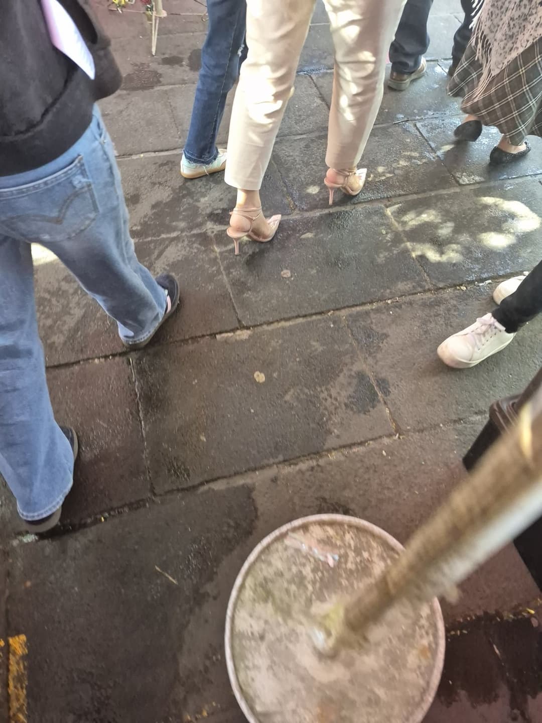 Click to view full size Ricos pies en la calle, strip y de mas