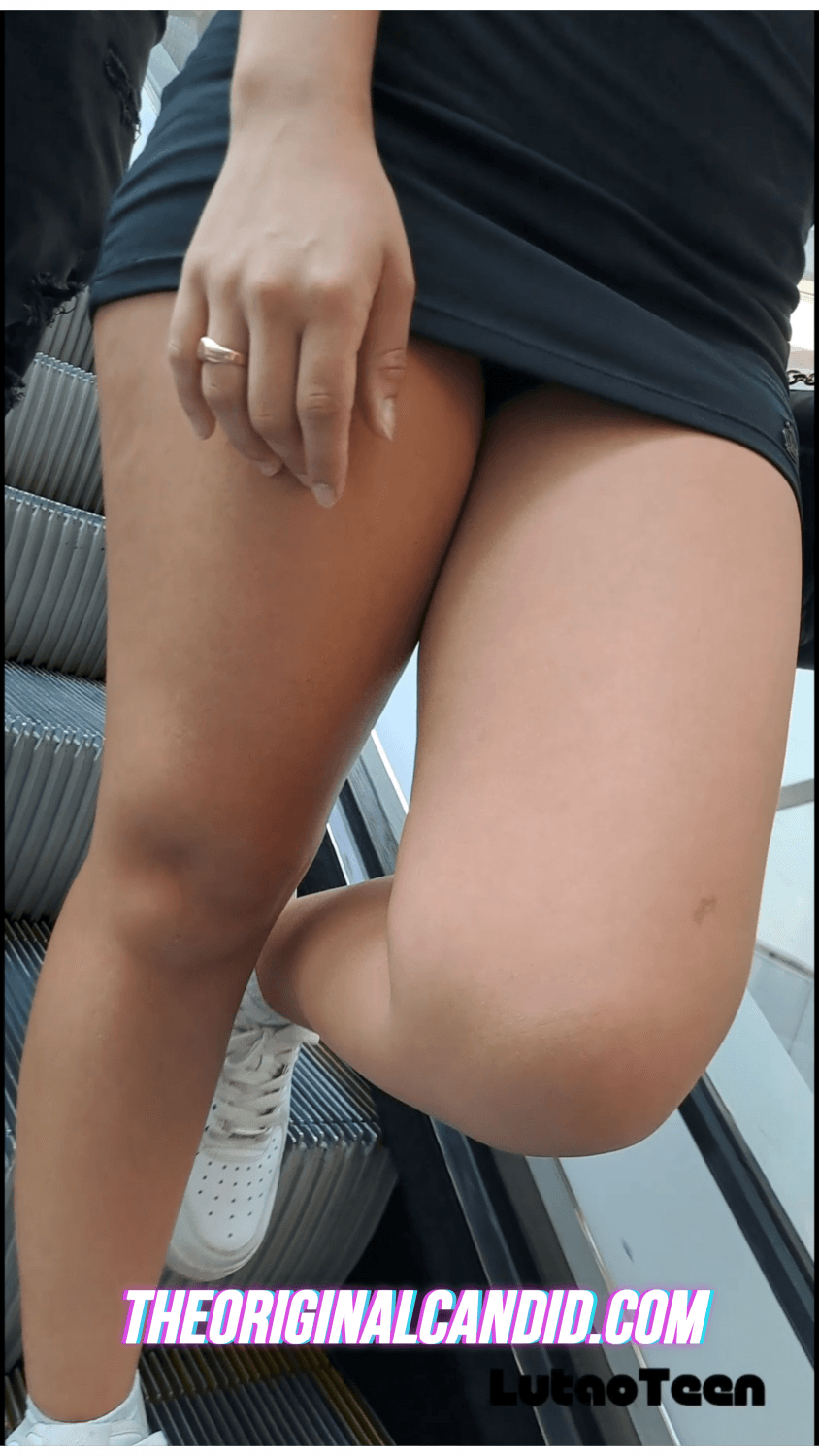 Click to view full size Rubia pollera corta piernas hermosas