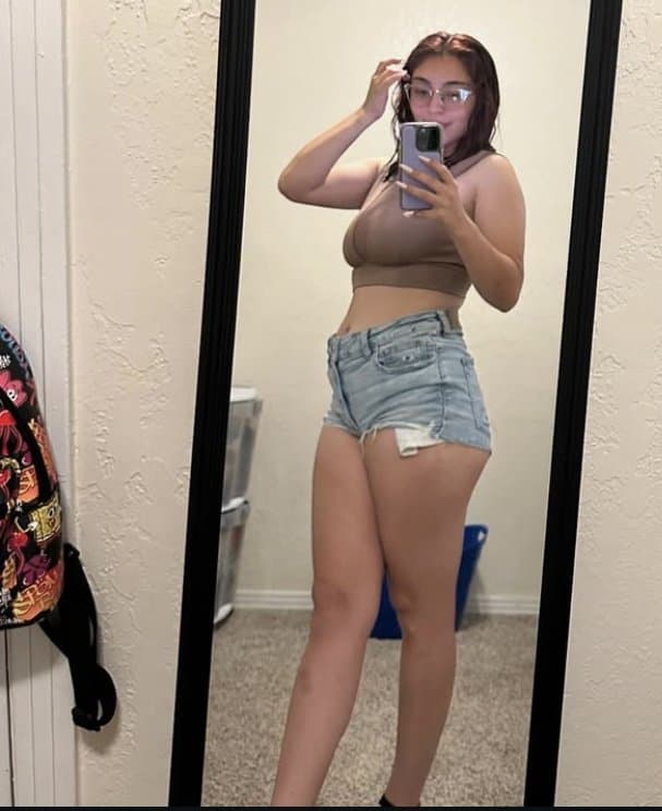 Salpicaría toda mi leche de ver como ya le cuelgan las enormes tetas a mi prima Sara