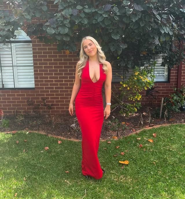 Sexy busty blonde teen Ashlyn