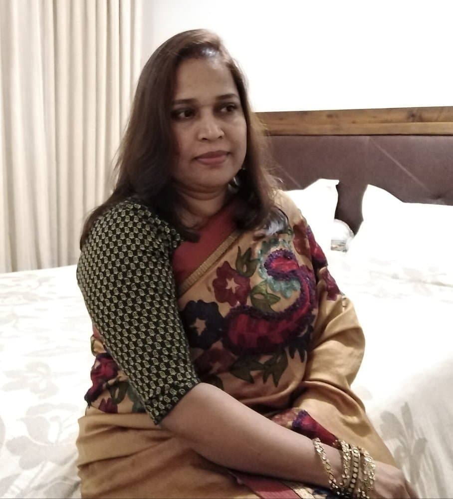 Voluptuous bhabhi from Dhaka, Bangladesh. No one could resist to pound this bhabhi????