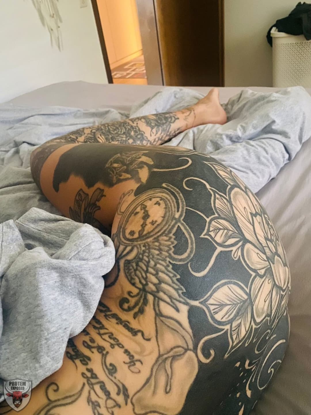 Hot tattooed goth anal slut fuck that big white cock like a pro whore