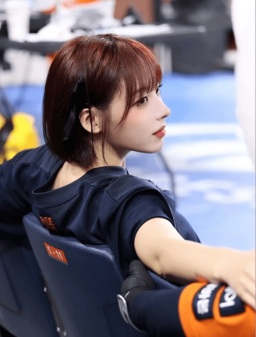 Korean cheerleader sucks huge cock