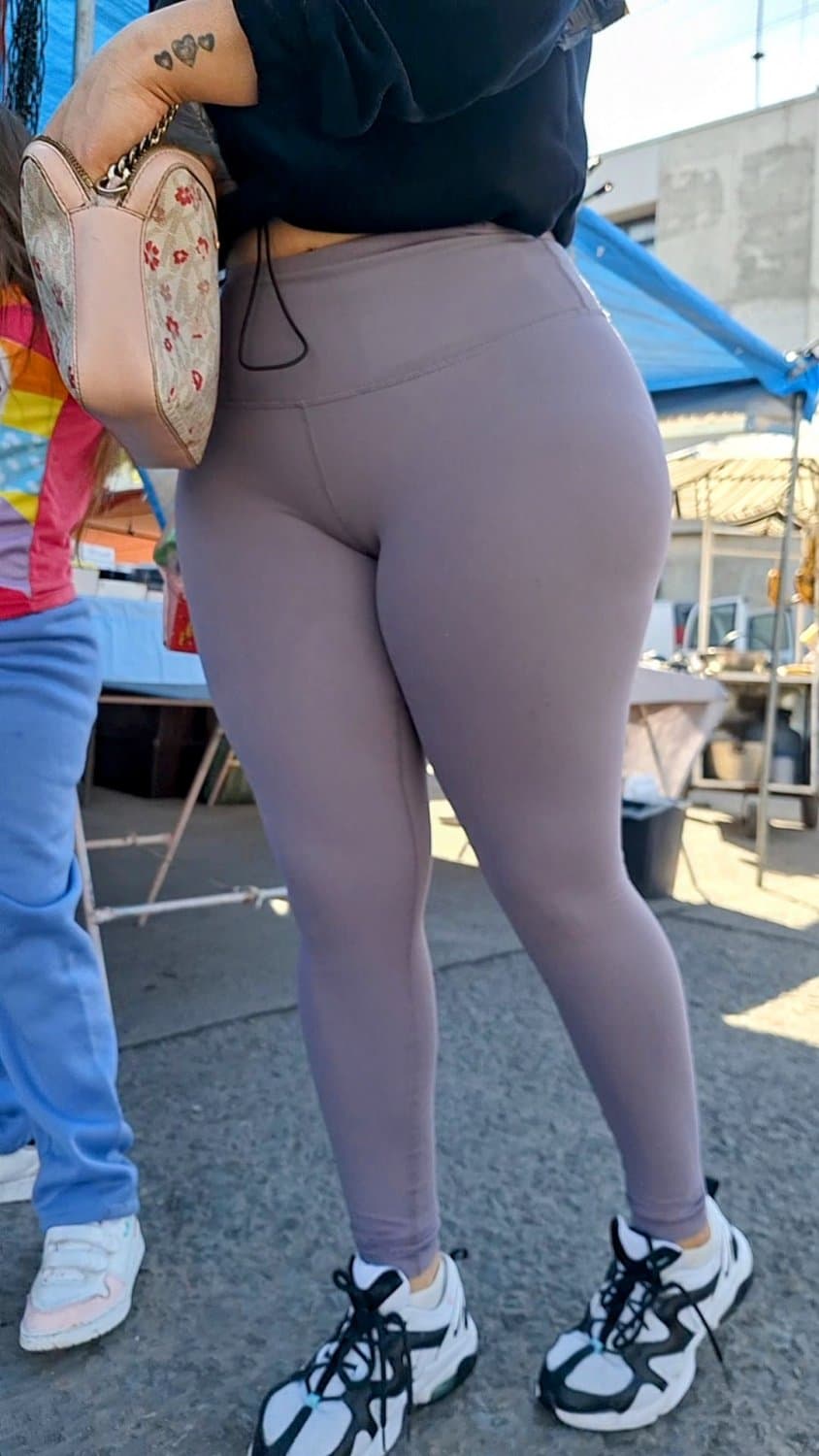 Morena en leggings tremendo culazo