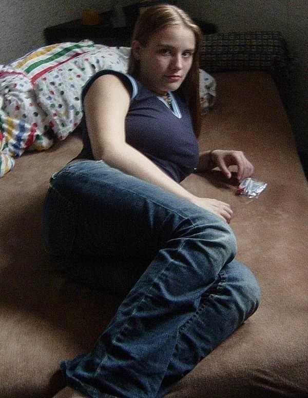 BLONDINE NOCH ANGEZOGEN