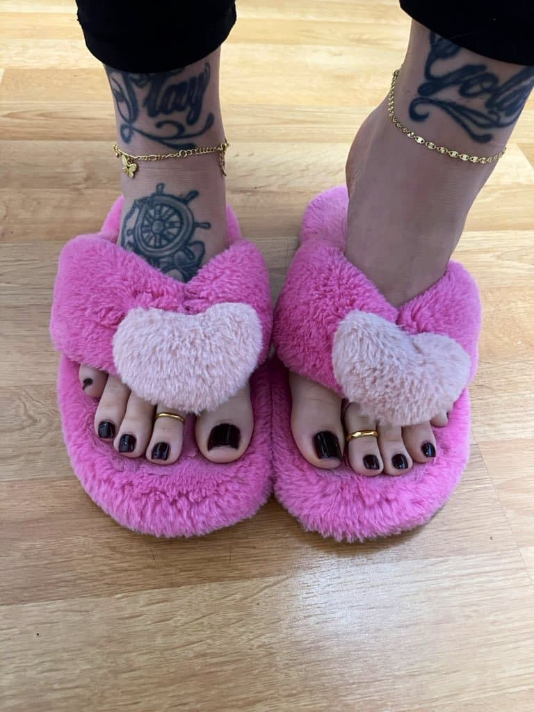 Blonde with perfect long thick toes