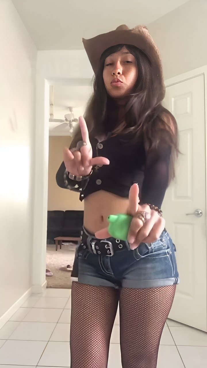Cocksleeve gabbie showing herself off