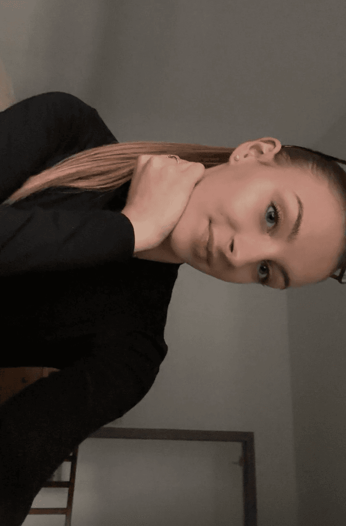 Sexy blonde Anaïs wants a facial