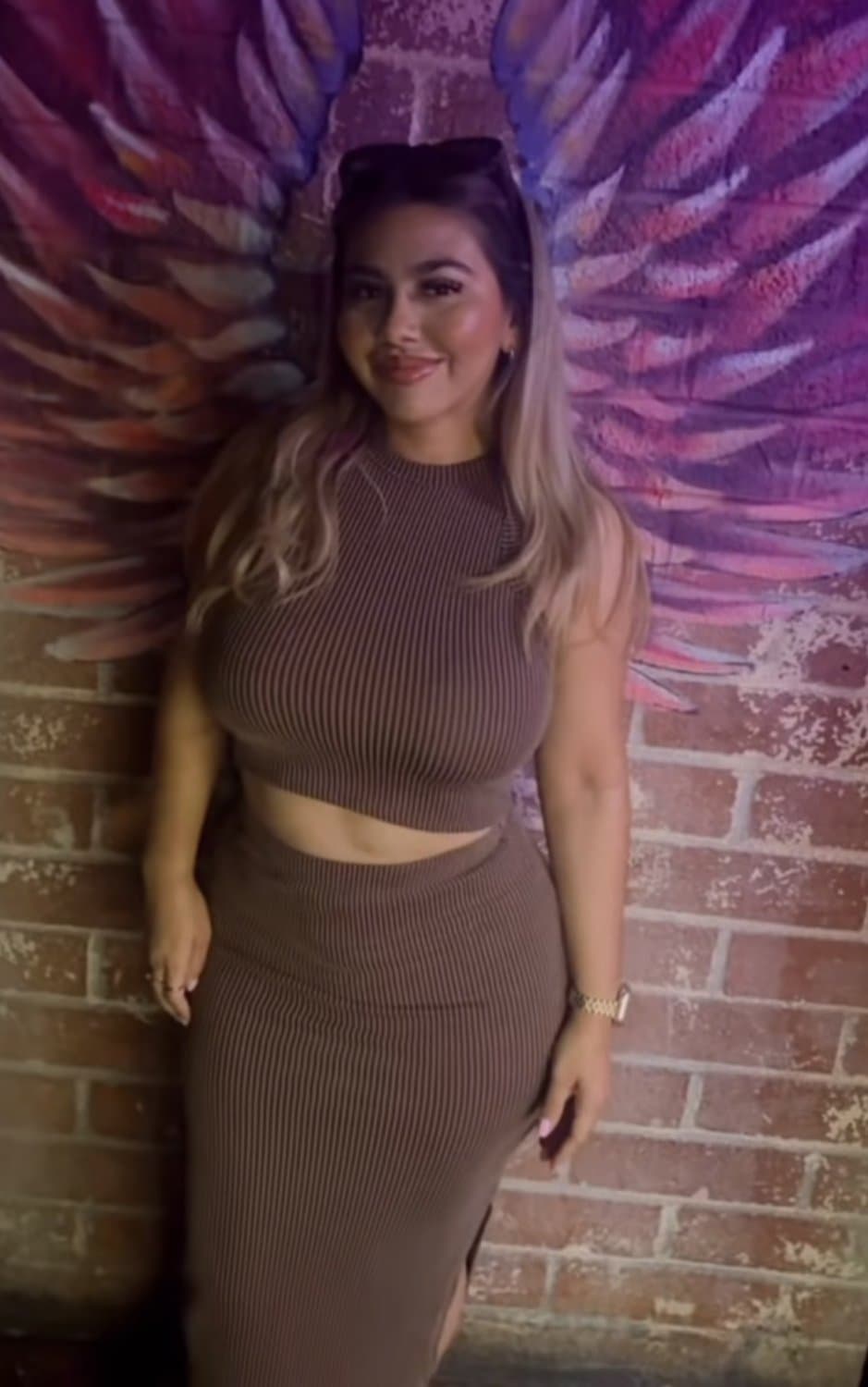 Latina milf with small waist big hips