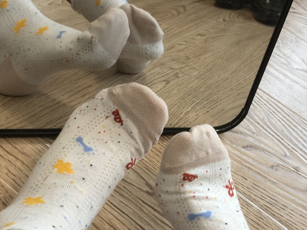 Asian feet / shoes & socks