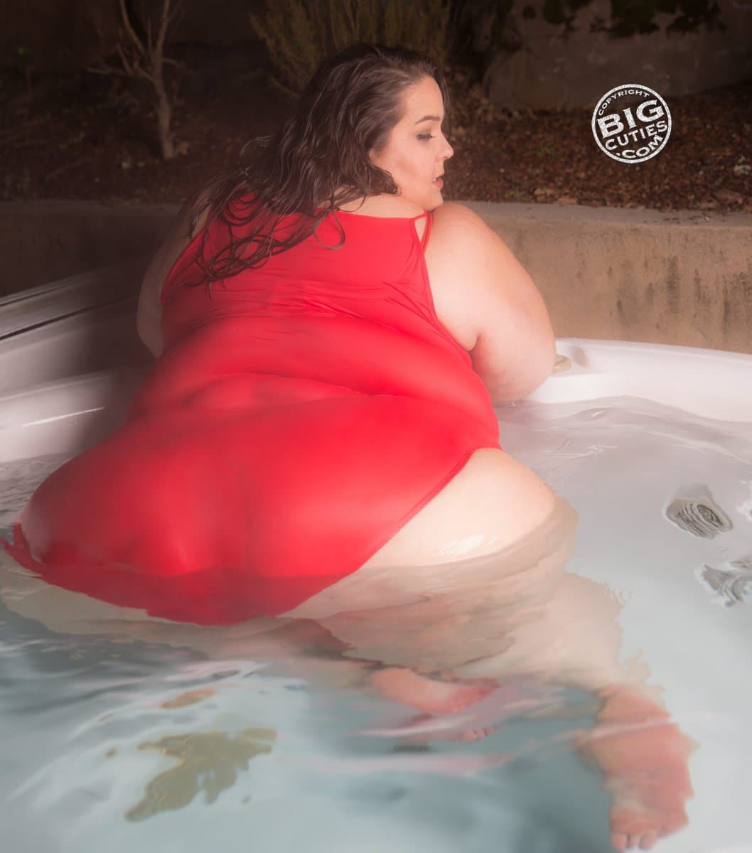 Click to view full size FAT GIRL SEXY JUICY RED APPLE