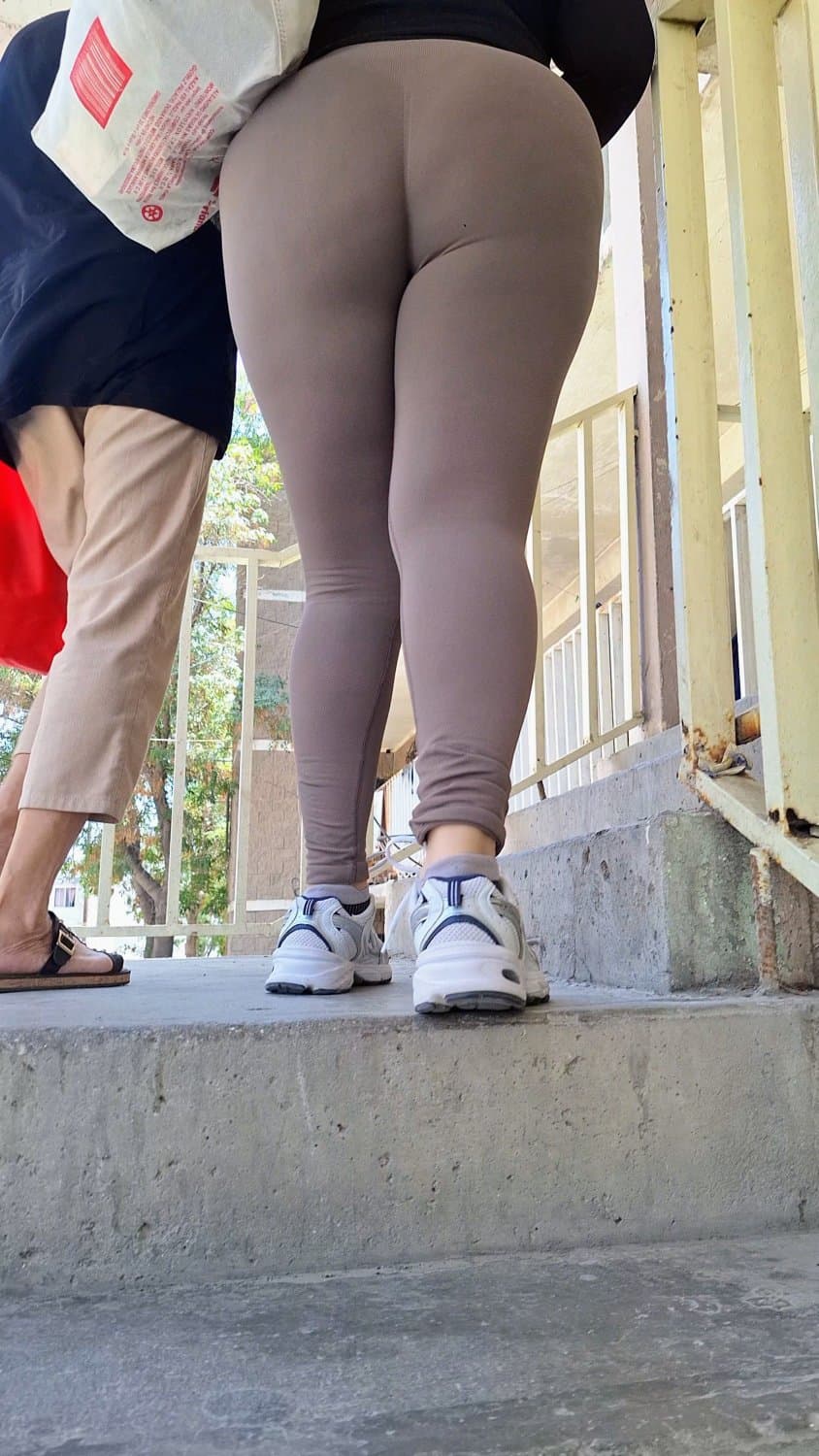 Rico culote de madura milf se le marca la tanga bien rico.